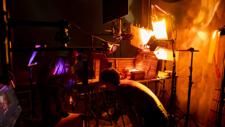 Des projecteurs éclairent un plateau d'animation.