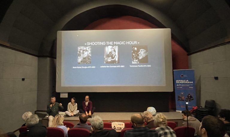 Jean-Marie Dreujou, Juliette Van Dormael et Tommaso Fiorilli assis sur la scène, devant l’écran titre de la masterclass